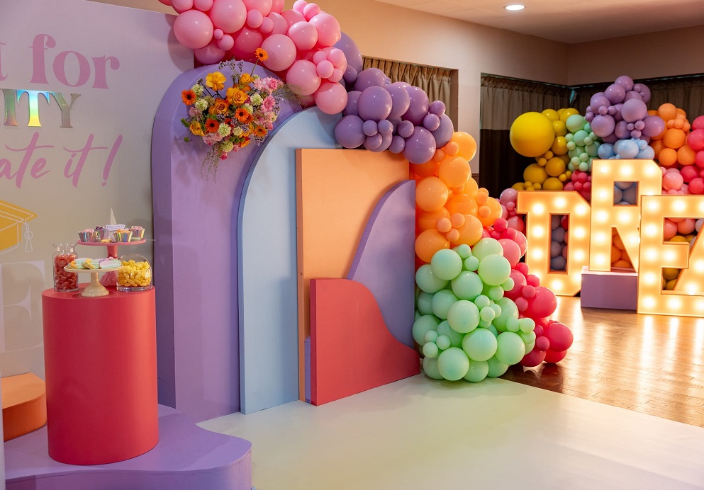 Décor multicolore pour une soirée d'entreprise avec ballons et lettres XXL lumineuses