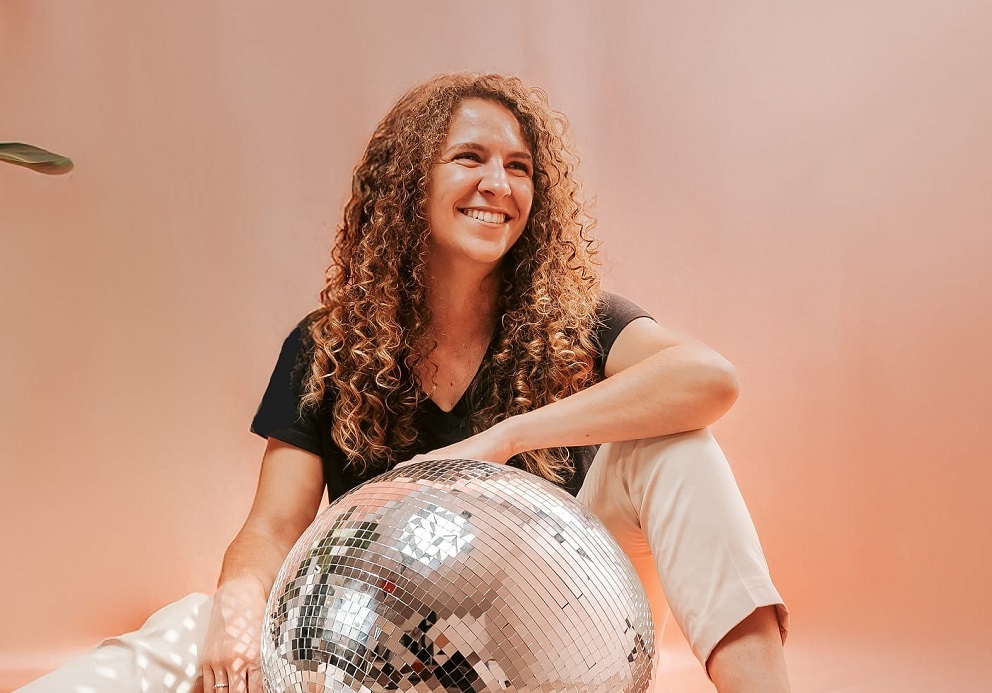 Camille Créart, wedding designer, sourit avec une boule à facettes devant elle