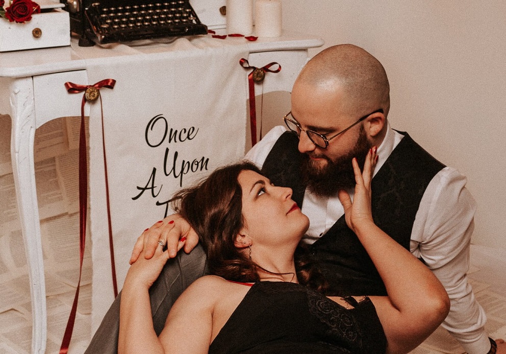 Couple assis se regardant amoureusement avec un fond décoratif romantique