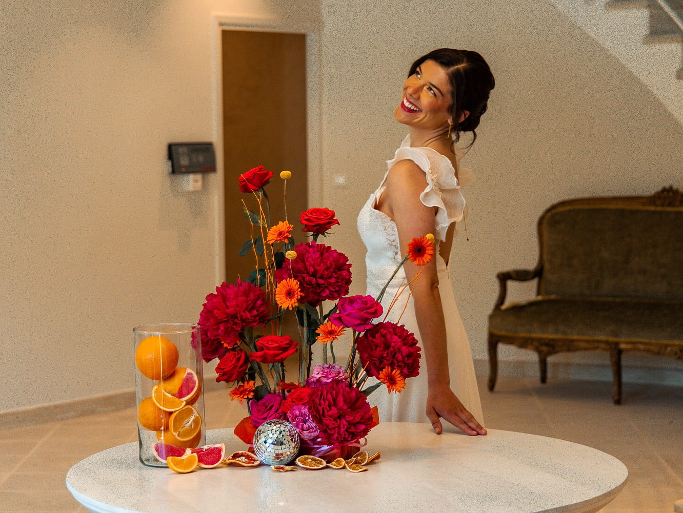 Mariée devant une composition florale colorée