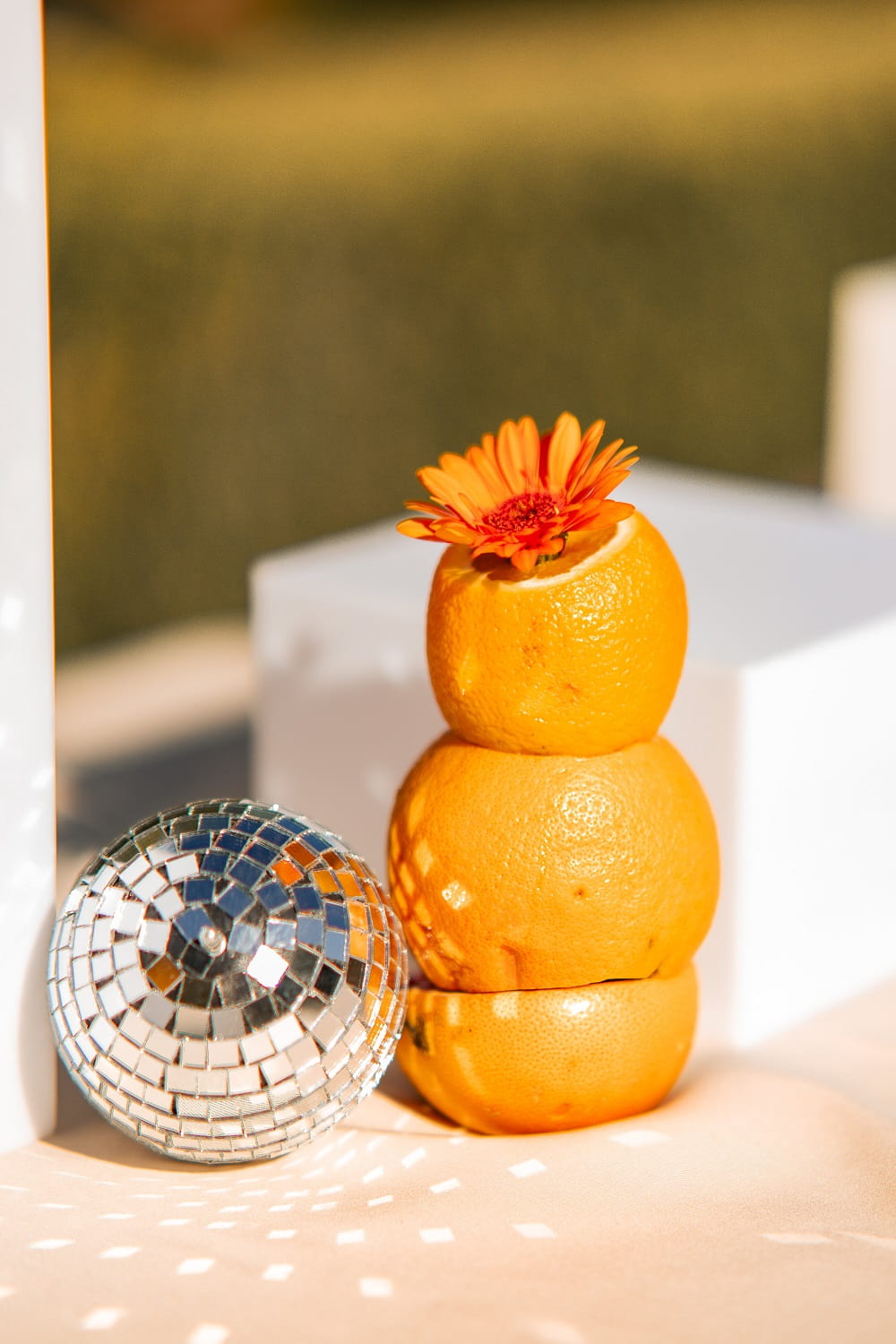Décoration de mariage avec boule disco et oranges