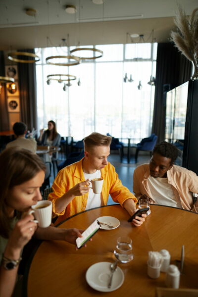 Trois collaborateurs s'ennuient en team building