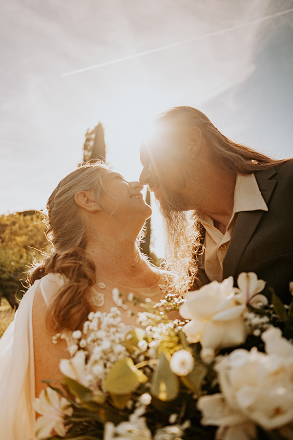 Couple de mariés s'embrassant à la lueur du soleil de la Provence
