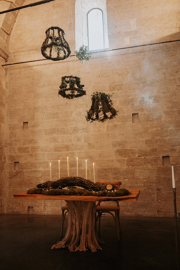 décoration de cérémonie laïque dans une chapelle du Sud de la France